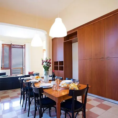 Lenno Apartment, Period Located On The Lake Sleeps 8 By Italian Appartement *