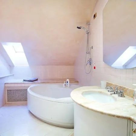 Lenno Apartment, Period Located On The Lake Sleeps 8 By Italian Appartement Tremezzo