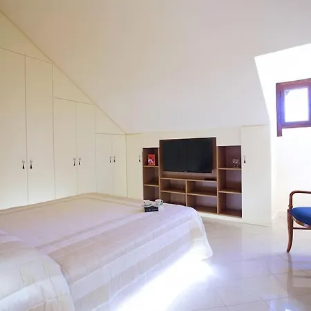 Lenno Apartment, Period Located On The Lake Sleeps 8 By Italian Appartement Tremezzo