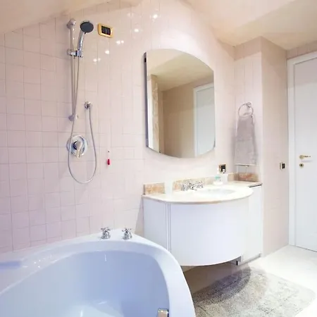 Lenno Apartment, Period Located On The Lake Sleeps 8 By Italian