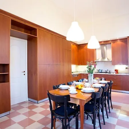 Lenno Apartment, Period Located On The Lake Sleeps 8 By Italian Appartamento Tremezzo