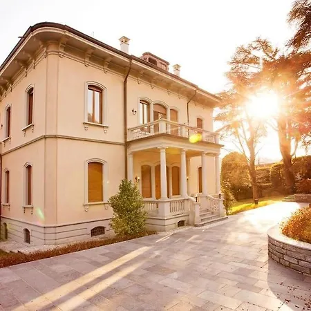 Appartamento Lenno Apartment, Period Located On The Lake Sleeps 8 By Italian