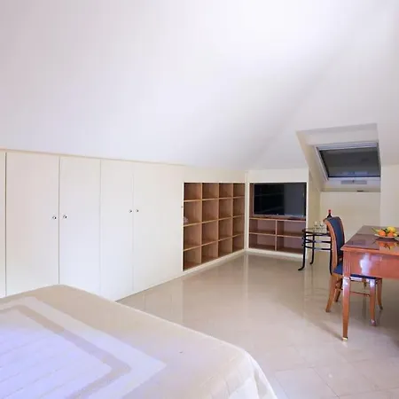 Lenno Apartment, Period Located On The Lake Sleeps 8 By Italian * Tremezzo