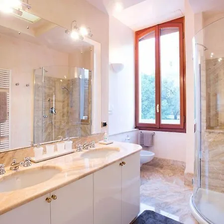 Lenno Apartment, Period Located On The Lake Sleeps 8 By Italian